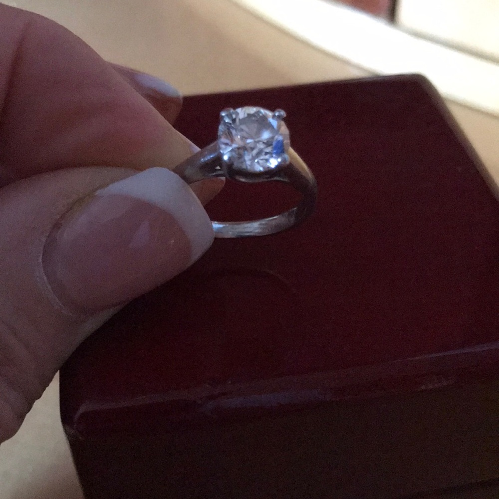 🥳SOLD🥳 Platinum Tiffany Engagement Ring - Picture 2 of 7